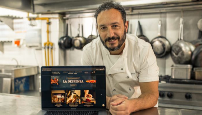 Hombre empresario gastronómico mostrando su página web.