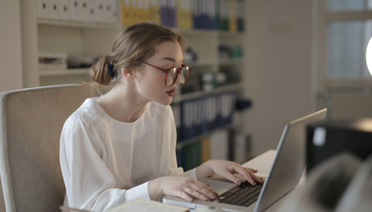 Imagem de uma mulher pesquisando sobre plataforma de marketplace na internet