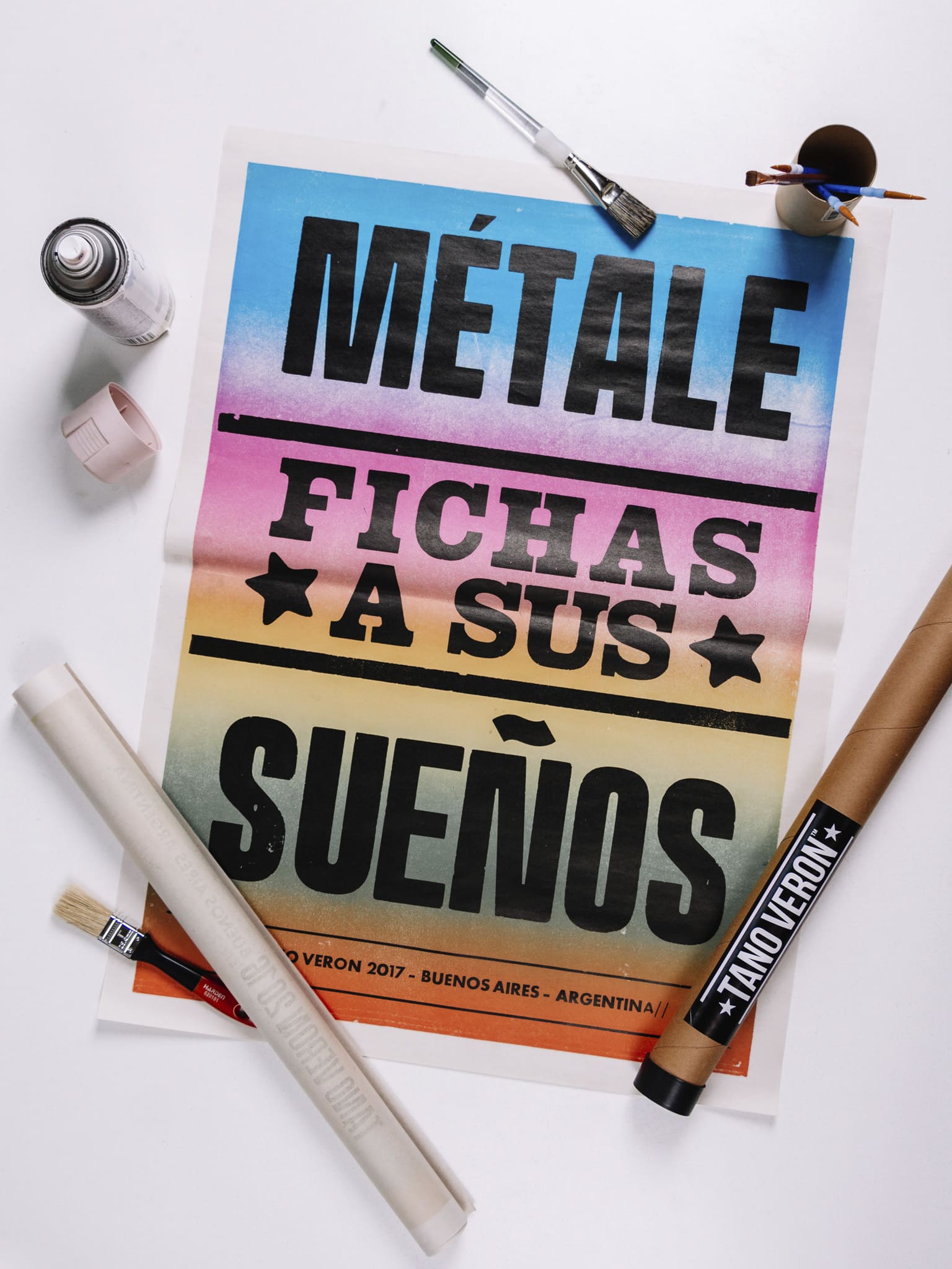 Afiche callejero del Tano Verón con la frase "Métale fichas a sus sueños". 