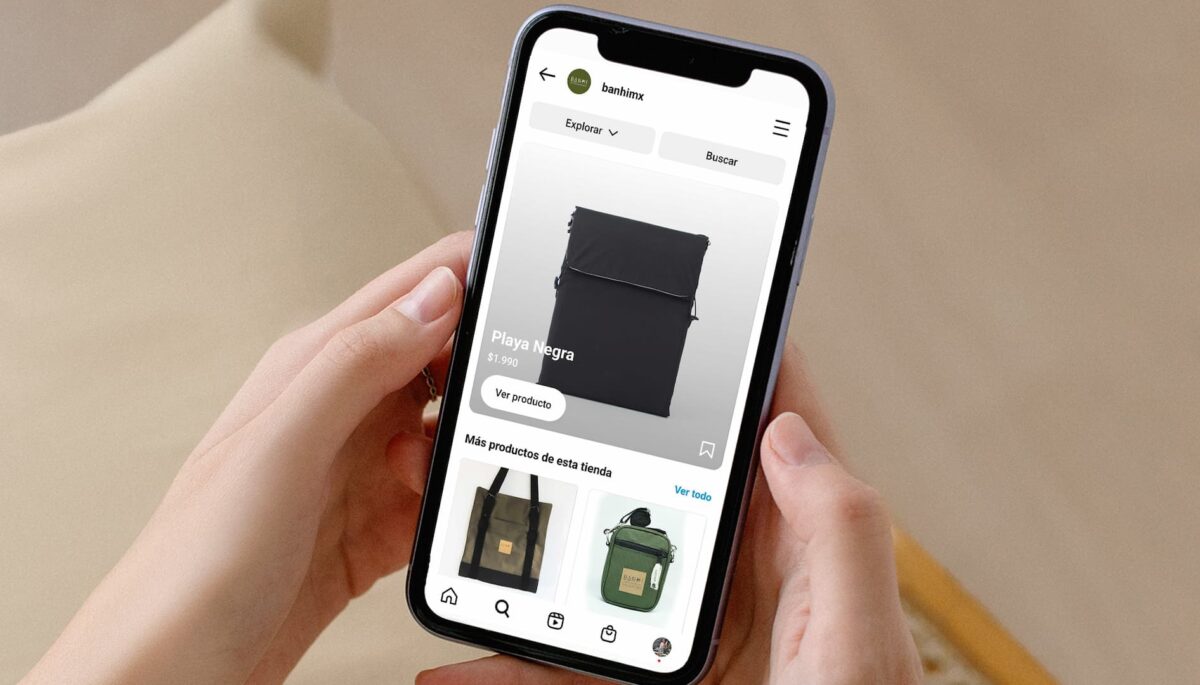 Celular en manos de mujer con tienda de Instagram ejemplo