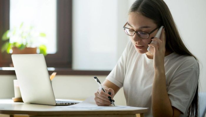 Cómo vender un producto exitosamente, ¡con ejemplos! Mujer hablando por teléfono sobre cómo vender un producto.