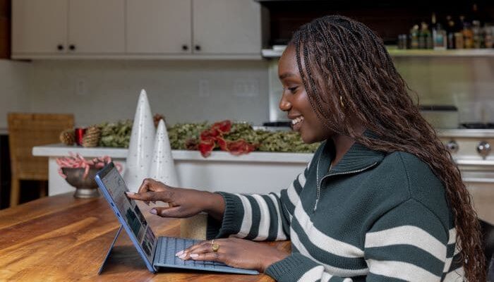 Una mujer utiliza su tablet para buscar ideas de negocios para jóvenes.