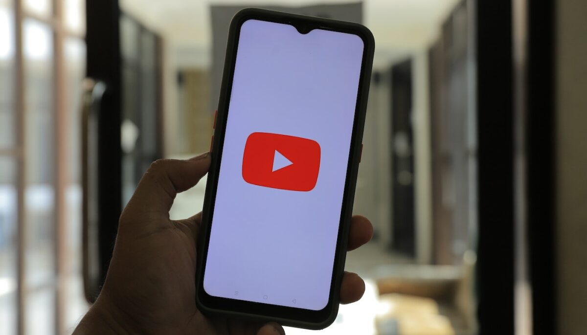 Na imagem, vemos um celular com o logo do Youtube