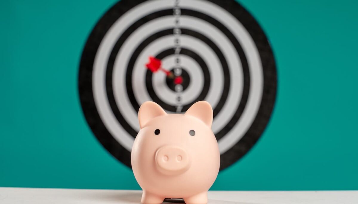 Imagem de um cofre em formato de porco representando controle financeiro empresarial