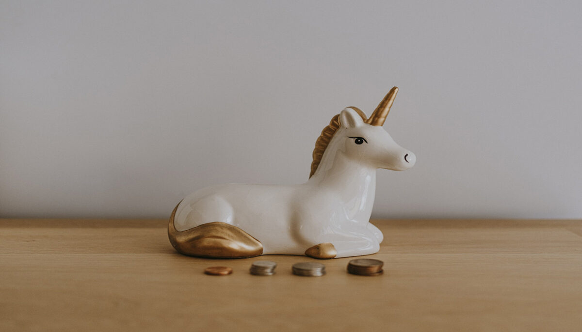 Imagem de um unicornio e moedas representando as empresas unicornio