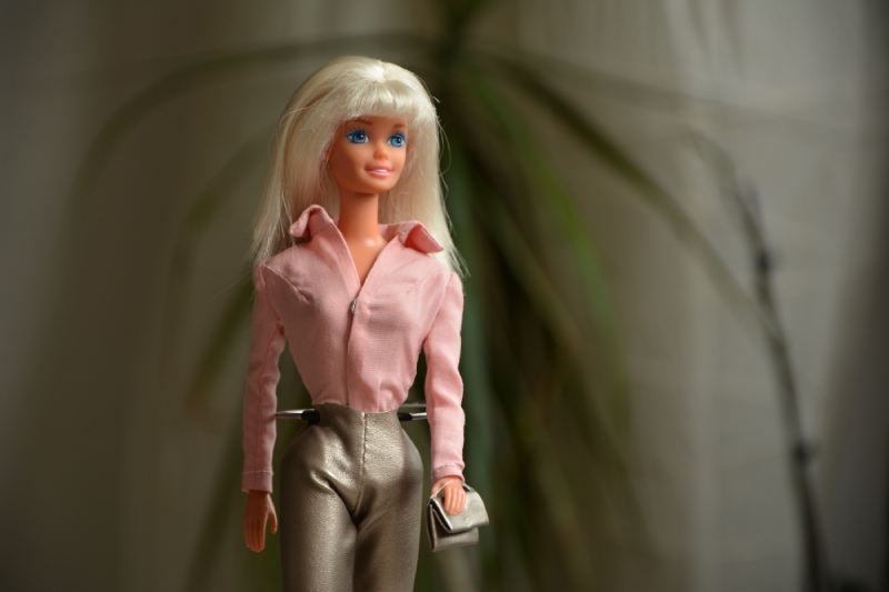 muñeca Barbie y otros juguetes de niña