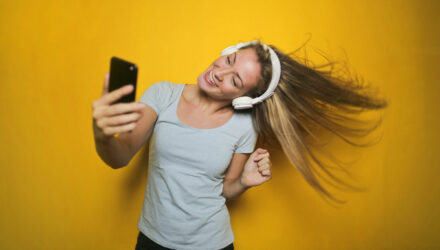 Imagem ilustrativa de: 10 músicas em alta no TikTok para você engajar o perfil da sua marca