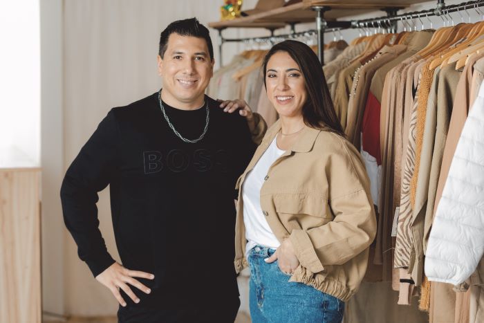 Alejandra y Esteban muestran parte de las prendas de vestir de su marca Simona.