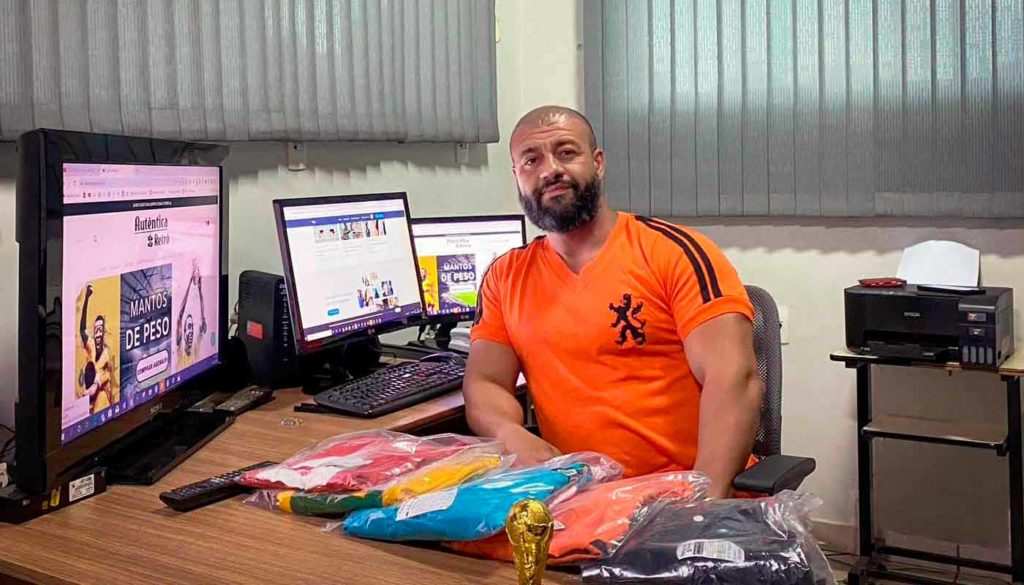 Empresário Igor de Almeida posa ao lado das camisas da Autêntica Retrô.