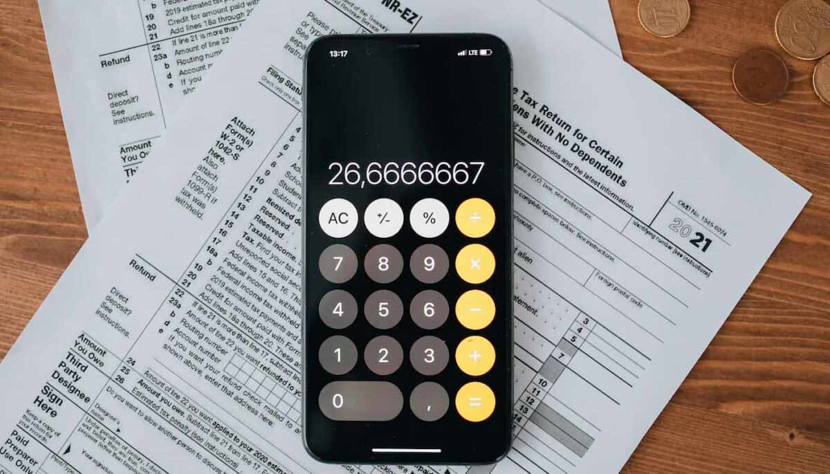 Smartphone com a calculadora aberta, como se fosse de algum profissional da area da contabilidade consultiva