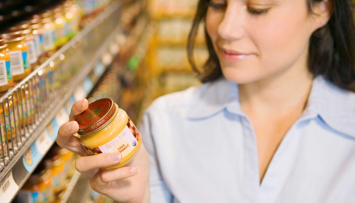 Mujer viendo una de las etiquetas de productos en un supermercado