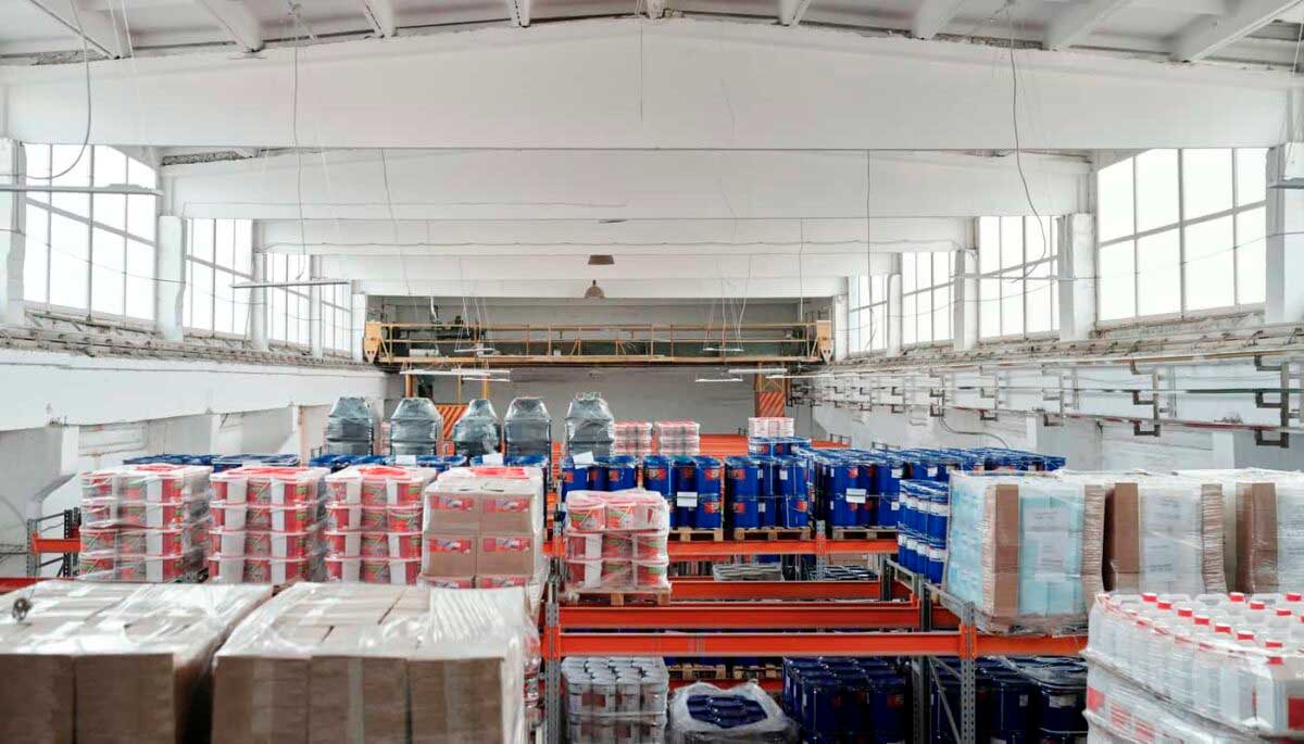 Foto de um armazém simbolizando o que é supply chain