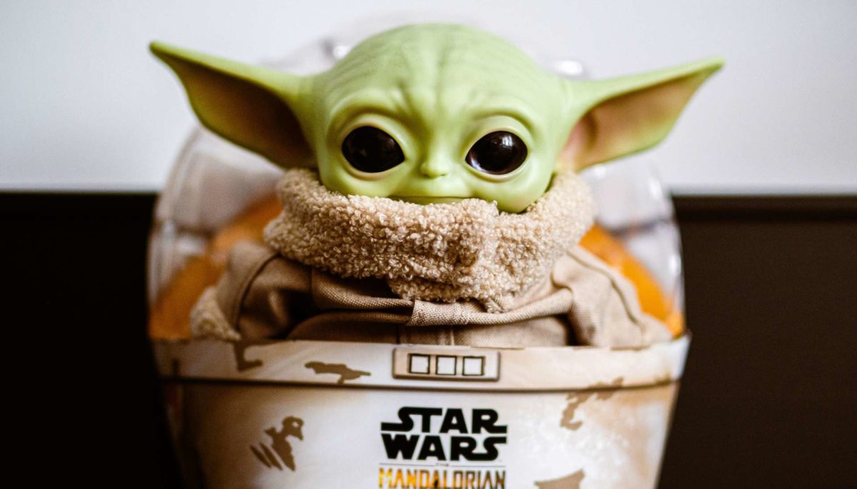 Baby Yoda Grogu de una tienda de juguetes