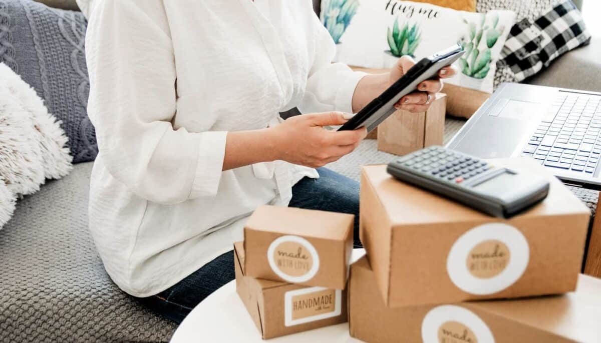 Mulher vendendo produtos pela internet representando os principais dados do e-commerce