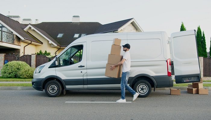 Homem carregando caixa em sistema de logística door to door