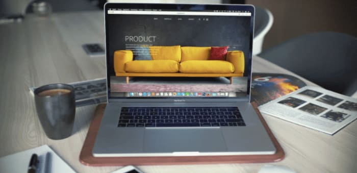 Una notebook mostrando en su pantalla un mueble usado para vender online.
