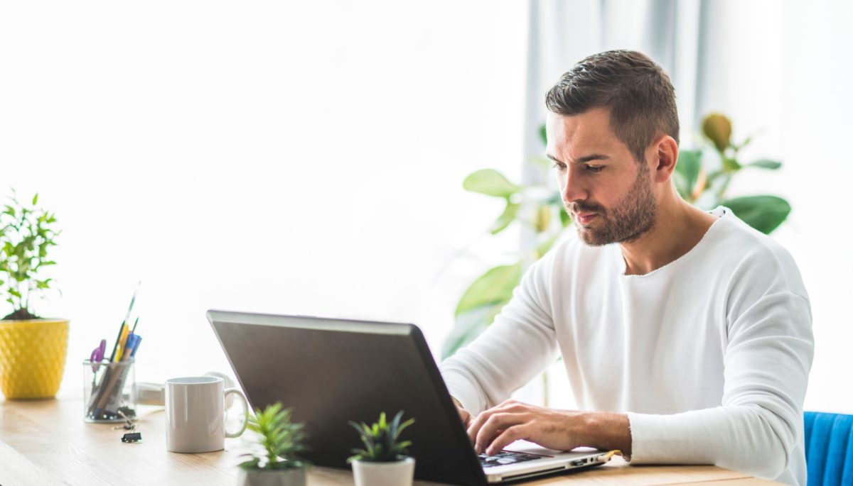 Hombre aprendiendo cómo subir un video a Youtube