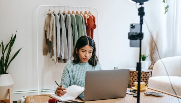 Mujer estudiando en una computadora sobre como vender en instagram