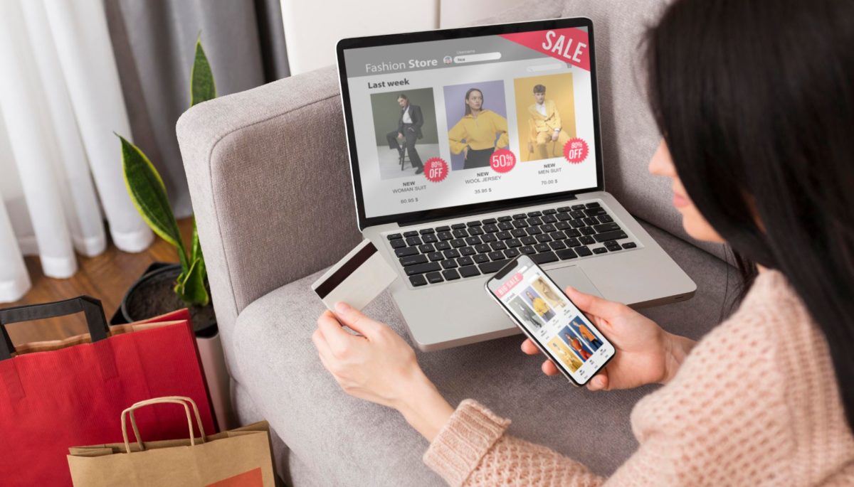 Mujer haciendo compras online