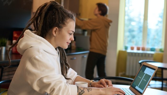 mujer busca en computadora como ganar dinero desde casa