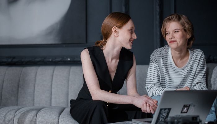 Dos mujeres hablando sobre Doppler y configurando sus campañas de e-mail automation.