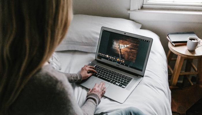 mujer usa un editor de videos online en su laptop