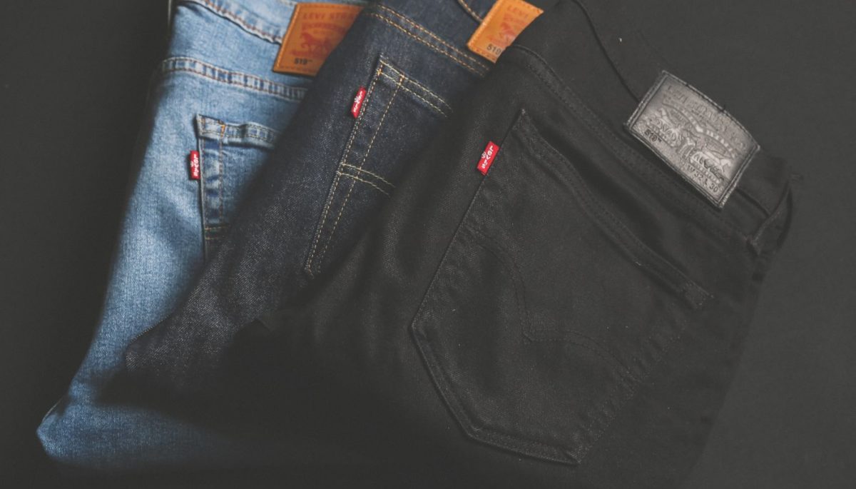 imagem de calças jeans, representando a ideia de montar um negocio de roupas masculinas