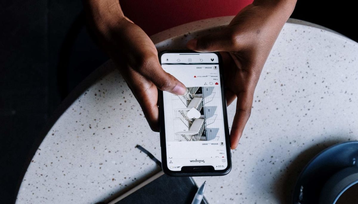 Empreendedor aprende como marcar produtos no Instagram para promover seu negócio no celular.