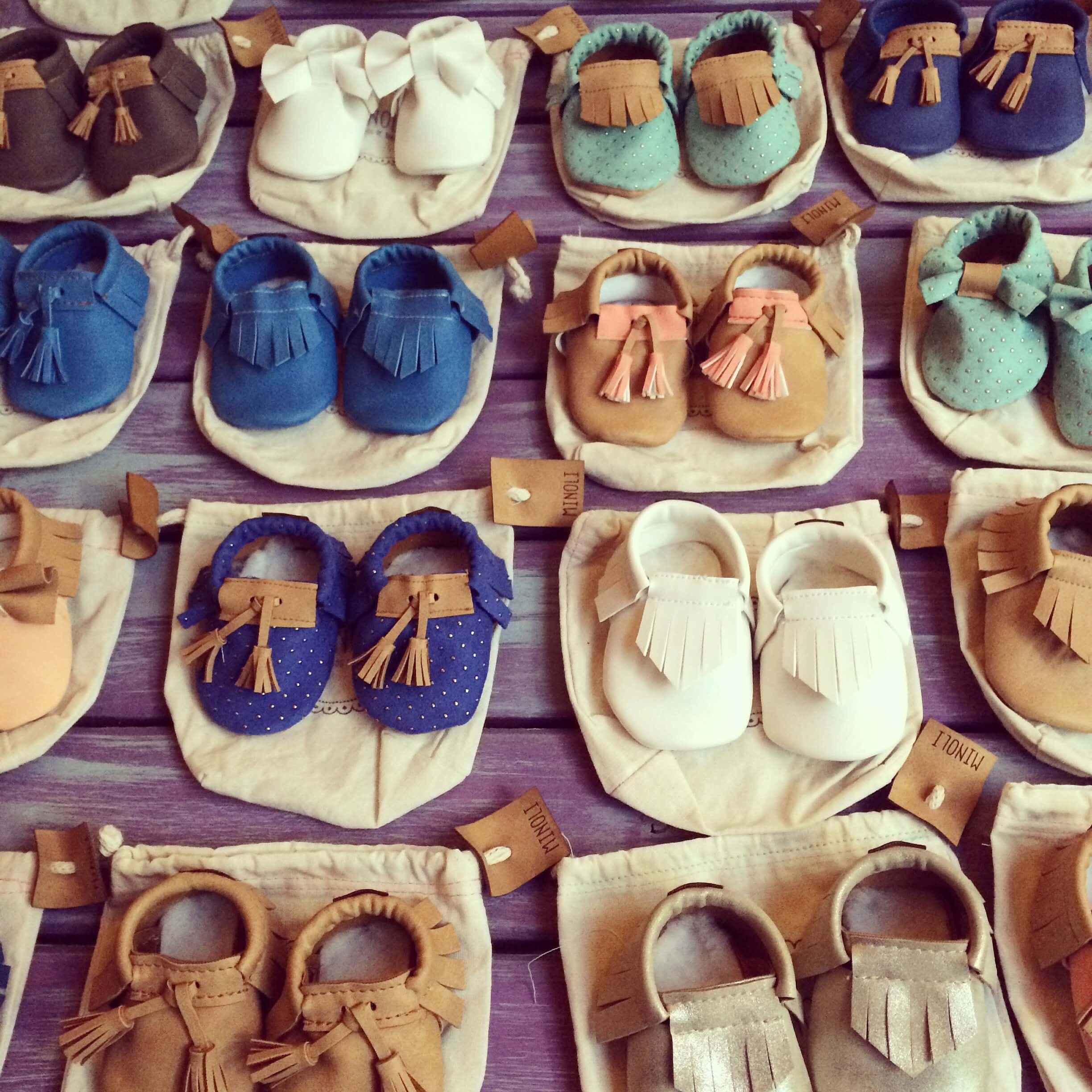 Un par de zapatos para bebés de Baby Minoli.