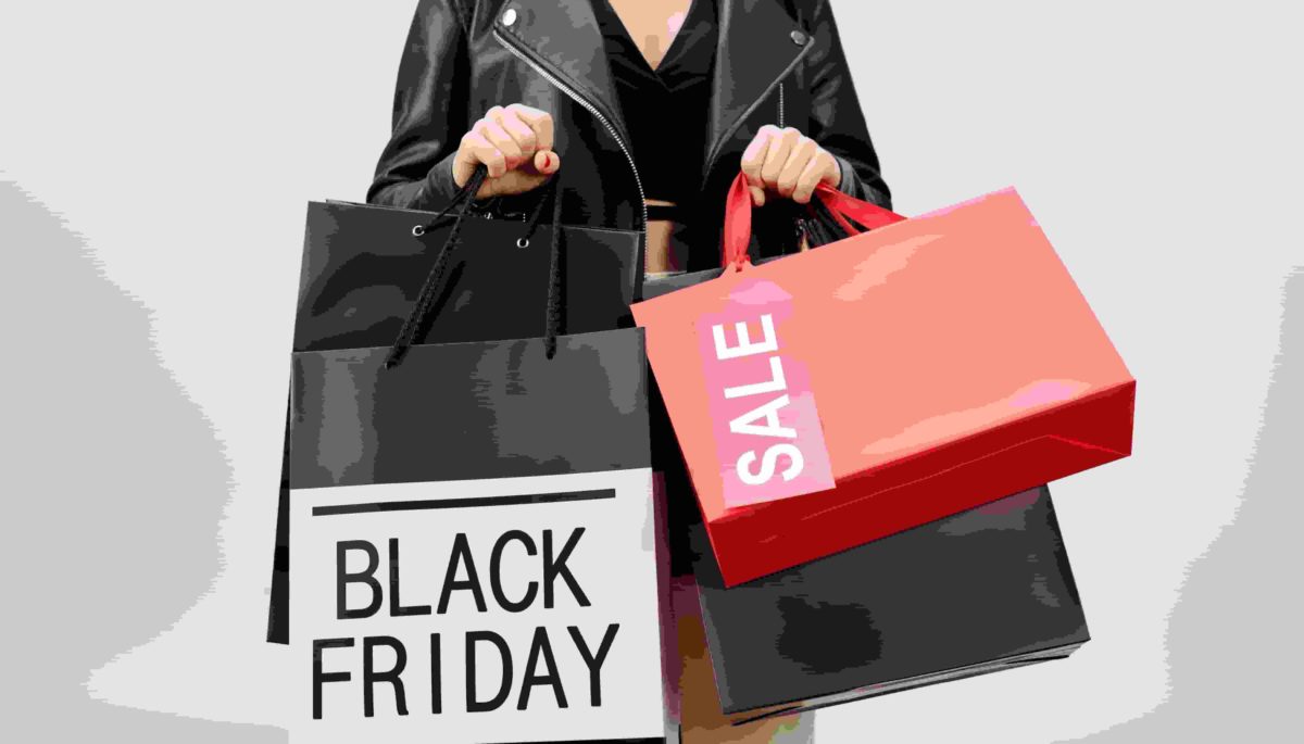 Foto de mulher segurando compras da Black Friday, representando alguém que pode continuar comprando no pós-Black Friday.