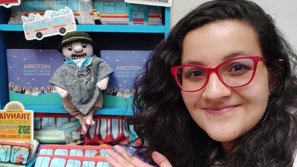 Creadora de El Deambulante con chucherías detrás de su marca
