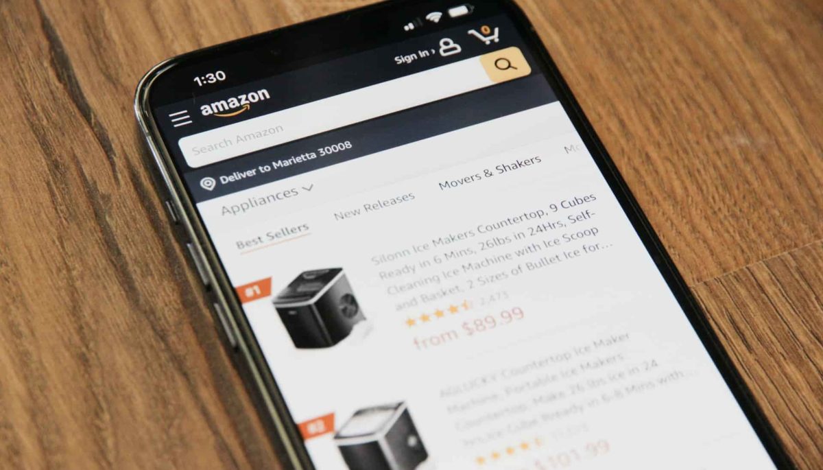 Smartphone na página da Amazon, mostrando como usar o Amazon Ads.