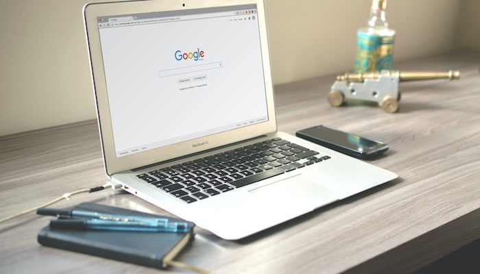 Computadora con el buscador abierto para investigar cómo poner productos en Google Shopping.