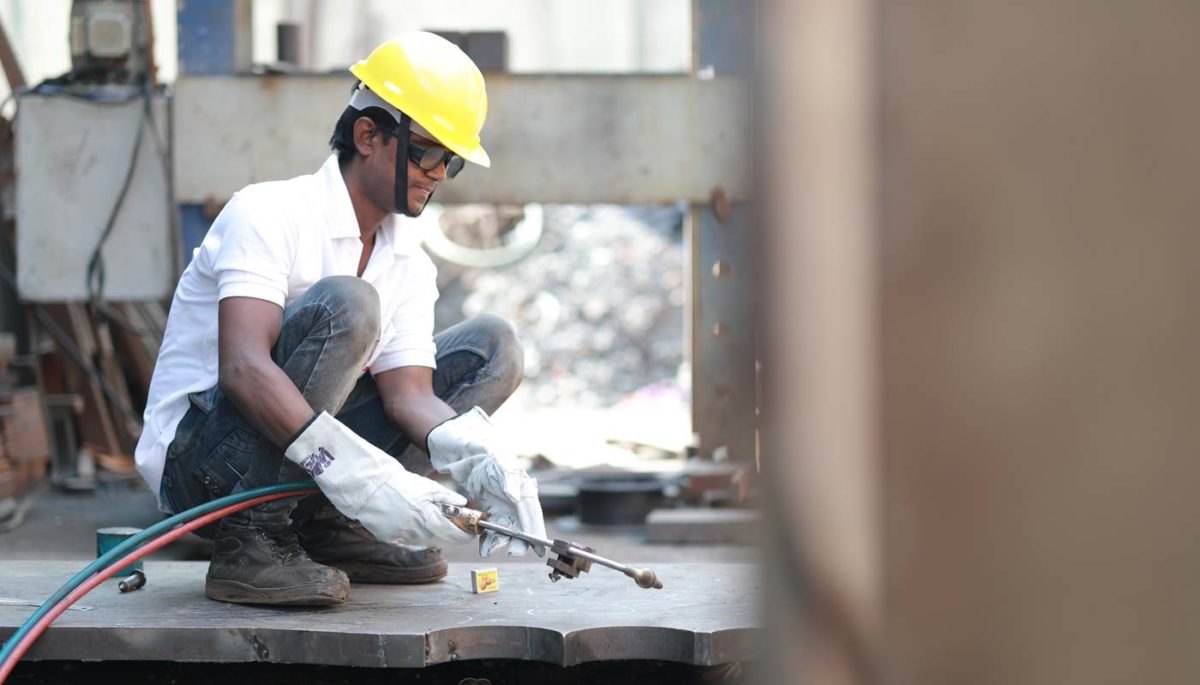 Operário realiza suas tarefas em uma indústria da construção civil após implementação do PCP.