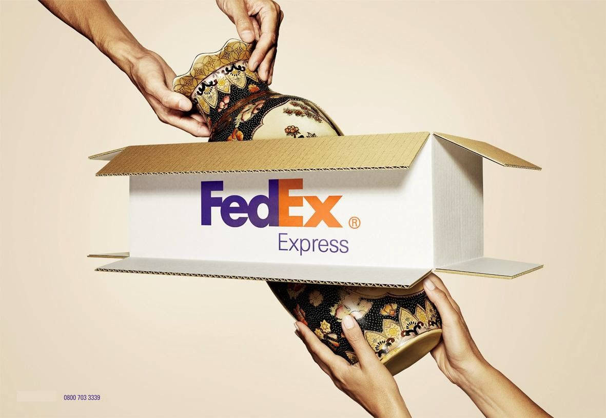Publicidad de FedEx con una caja y jarrón pasando de mano en mano.