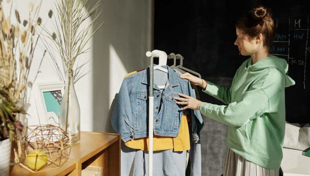 Imagem de uma mulher procurando roupas para vender na Shein
