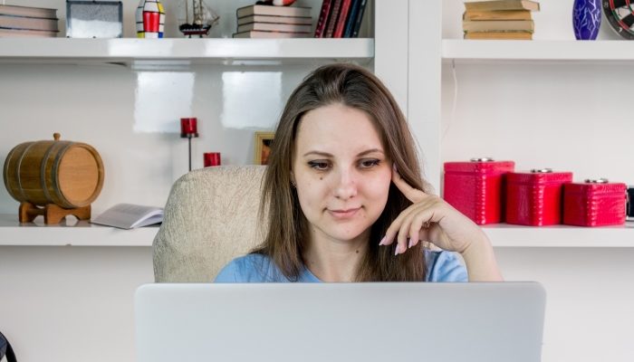 mujer en computadora investiga si es rentable vender en Mercado Libre