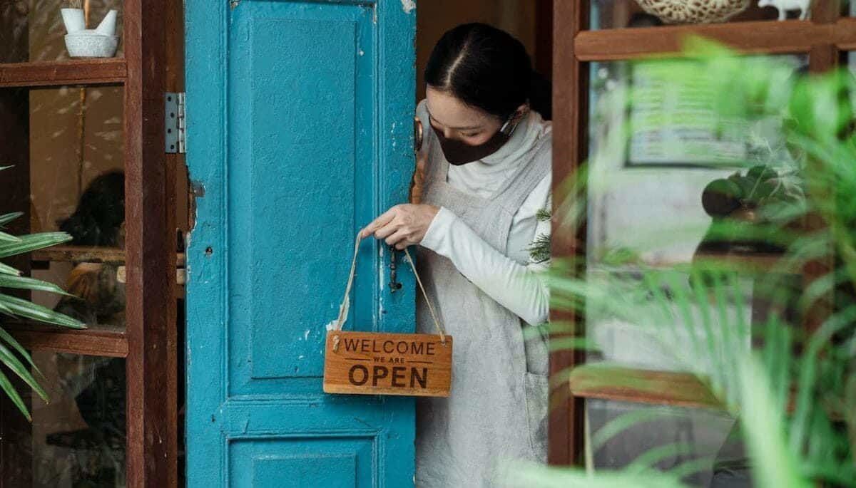 Imagem de uma mulher preparando frases de inauguração para sua loja.