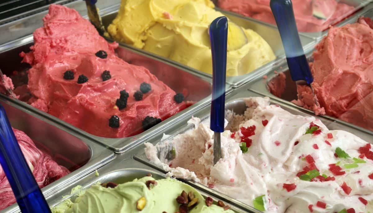 Na imagem, vemos sorvetes expostos, representando o que vender no verão.