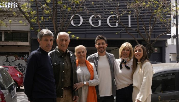 Marcelino, Olga, Daniel, Maribel, Gonzalo y Camila frente de la zapatería OGGI.