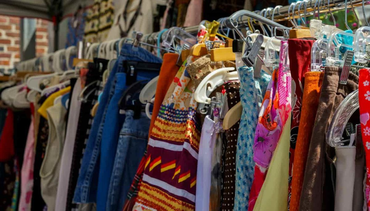 Imagem de uma arara de roupas representando onde vender roupas usadas.