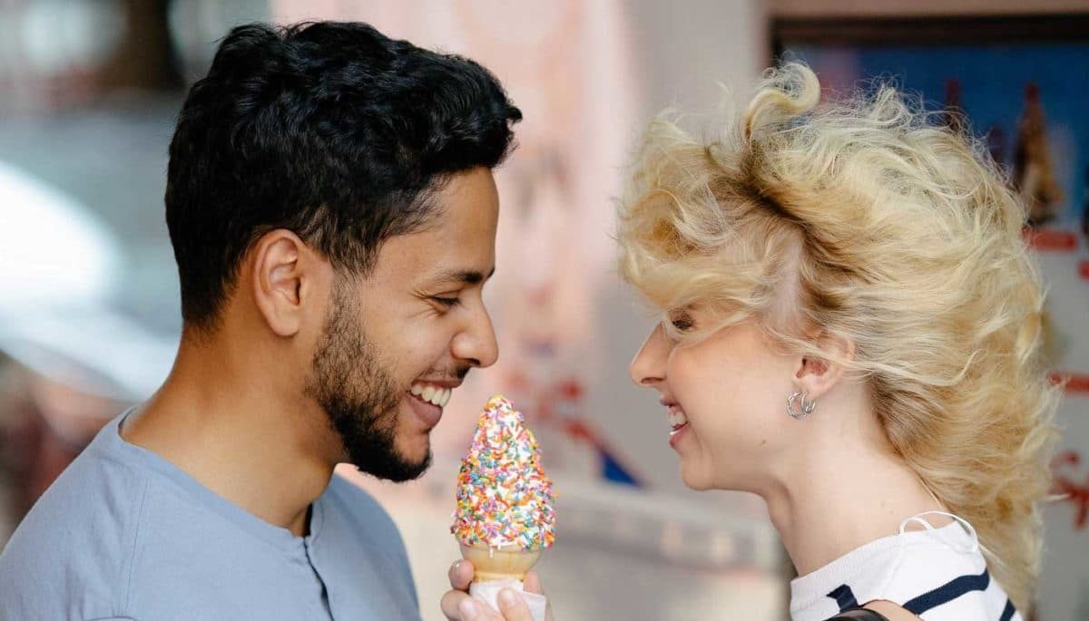 Casal formado por um homem e uma mulher dividem um sorvete que simboliza o valor percebido pelo cliente em determinados produtos que atendem a necessidades.