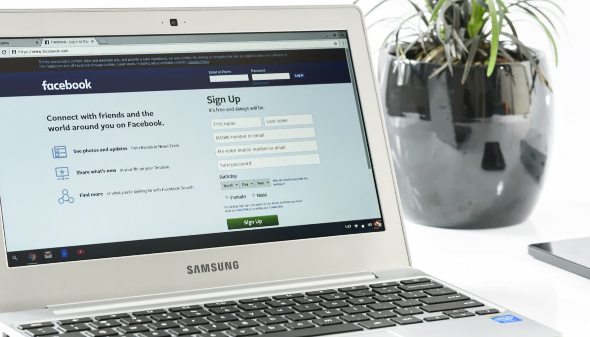 Computador con un fondo de pantalla con Facebook