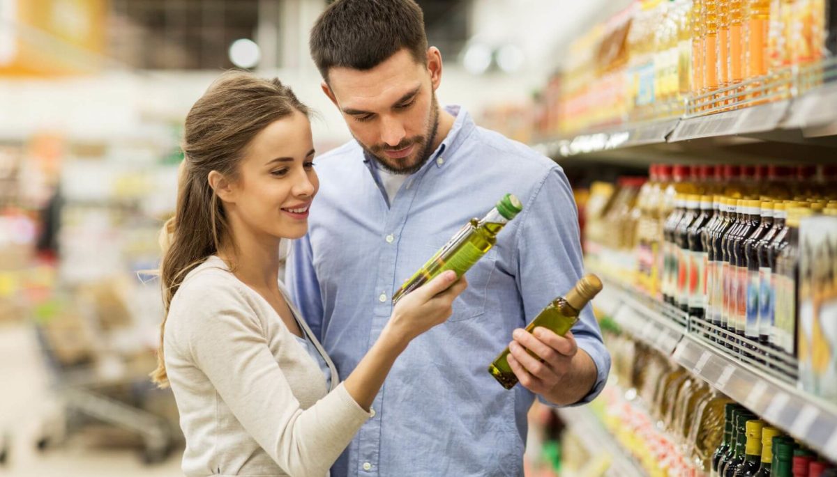 Tendencias de consumo: dos consumidores tomando decisiones de compra