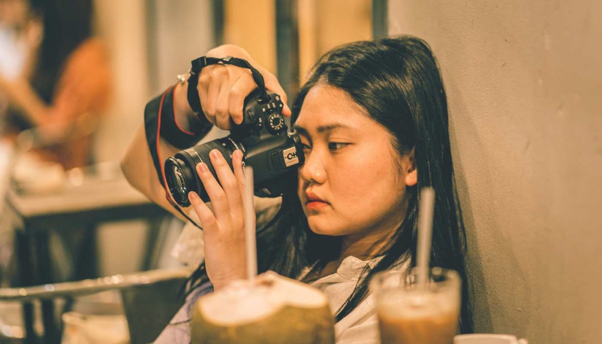 Empreendedora asiática aprende como tirar fotos de produtos para Instagram.