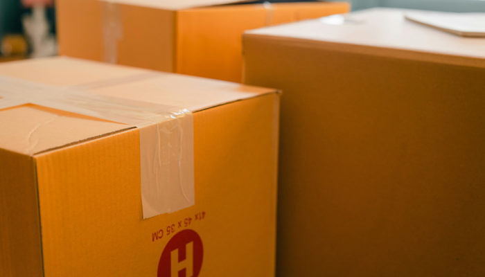 fotografias de unas cajas que representan el dropshipping con shopify