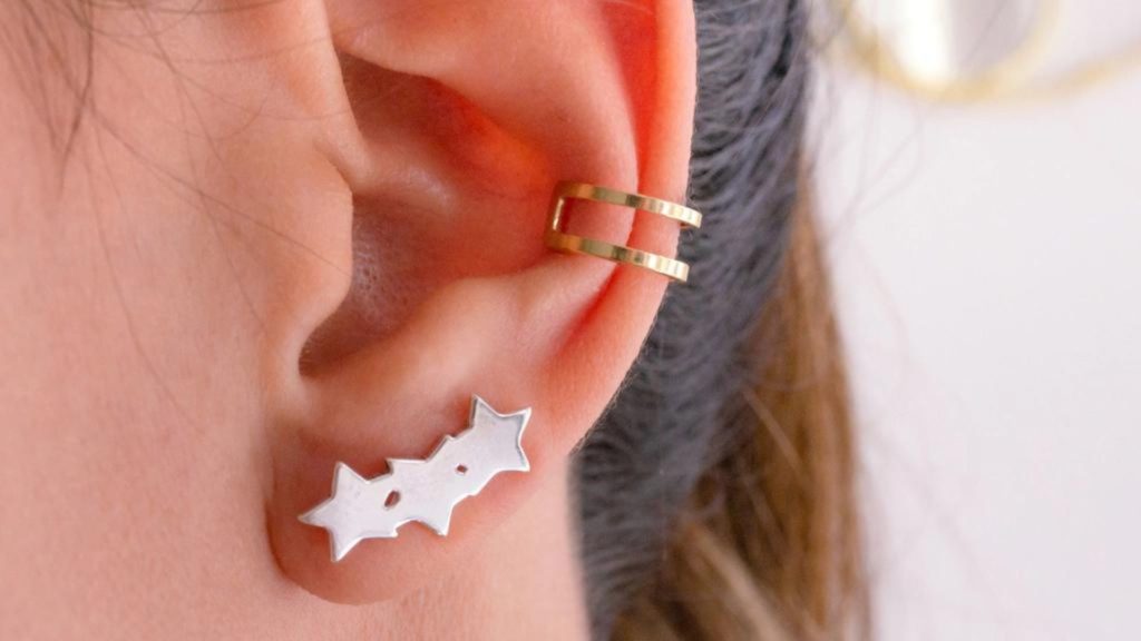 Mujer con earcufs de la marca Retro Accesorios