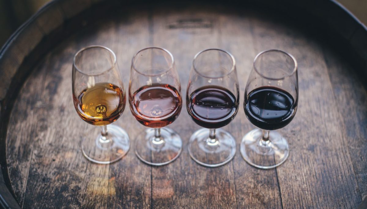 imagem de vários tipos de uvas de vinho em taças para degustação, representando o negócio de vender vinho online