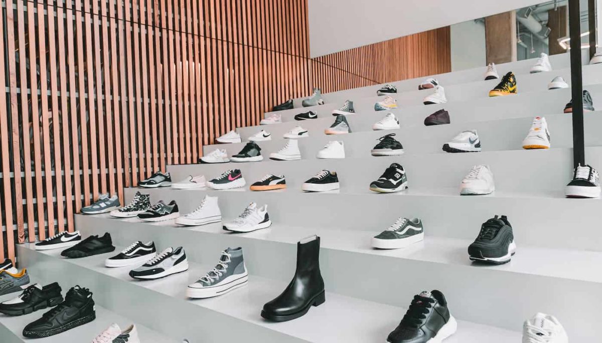 Exposição de vários modelos de sapatos, representando como escolher um fornecedor de tênis.
