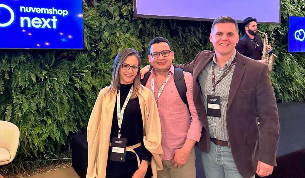 Da esquerda para a direita: Aline Martins, Líder Administrativa/Financeira, Edielson Silva, CEO e fundador da H2O Purificadores, e Luiz Natal, Head of Platform Development BR da Nuvemshop. Encontro de Líderes do E-commerce para convidados exclusivos by Nuvemshop Next, realizado em São Paulo, em julho de 2023.